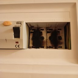 Canad Instalacje elektryczne - wypalone podstawy zabezpieczeń przeciwprzepięciowych po zadziałaniu , co by było w domu gdyby ich nie było ?