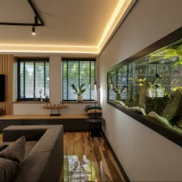 Nowoczesny salon z dużym akwarium wbudowanym w ścianę, widoczne żaluzje w oknach, drewniana ściana z telewizorem, parkiet odbijający światło.