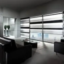 Nowoczesne wnętrze salonu z roletami dzień noc w kolorze czarno-białym, widok na miasto za oknem, skórzana sofa i szklany stolik kawowy.