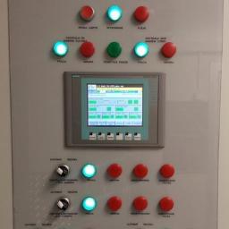 VENTI CONTROL Piotr Spławski - Panel sterowania systemem wentylacji z wyświetlaczem LCD pokazującym parametry pracy, liczne przyciski i diody sygnalizacyjne. Widoczne napisy 'Praca', 'Awaria', 'Powietrze Świeże', 'Zabrudzenie...