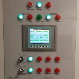 Panel sterowania systemem wentylacji z wyświetlaczem LCD pokazującym parametry pracy, liczne przyciski i diody sygnalizacyjne. Widoczne napisy 'Praca', 'Awaria', 'Powietrze Świeże', 'Zabrudzenie...