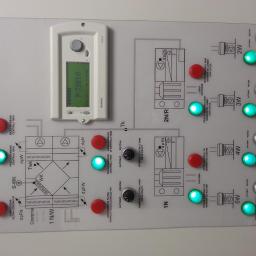VENTI CONTROL Piotr Spławski - Panel sterowania systemem wentylacji z diagramem przepływu powietrza, kontrolerem Siemens PXM10 i podświetlanymi wskaźnikami stanu pracy.