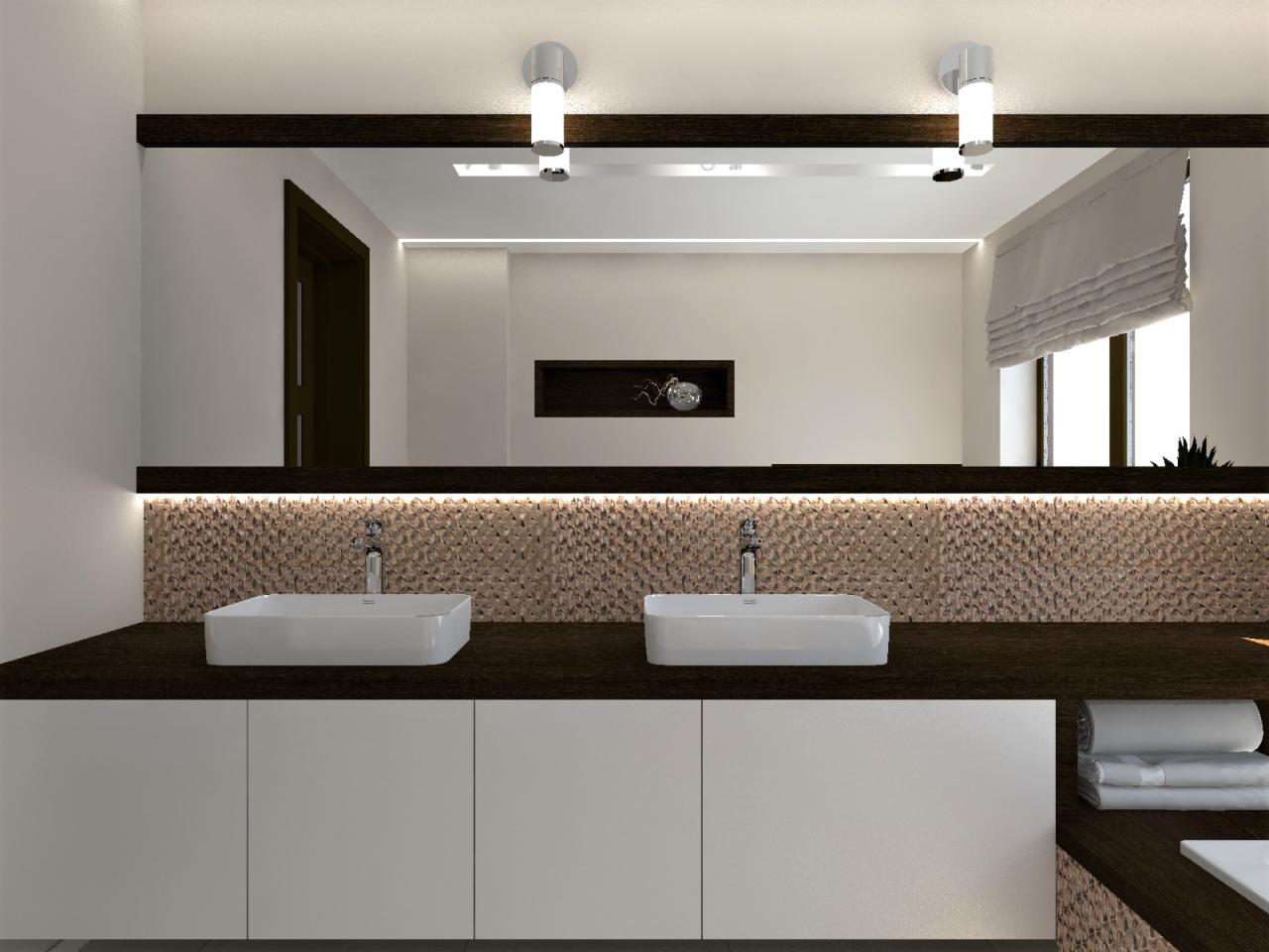 Nowoczesna łazienka z dwoma kwadratowymi umywalkami nablatowymi, brązową mozaiką na ścianie, dużym lustrem z oświetleniem LED i białymi szafkami pod umywalką.