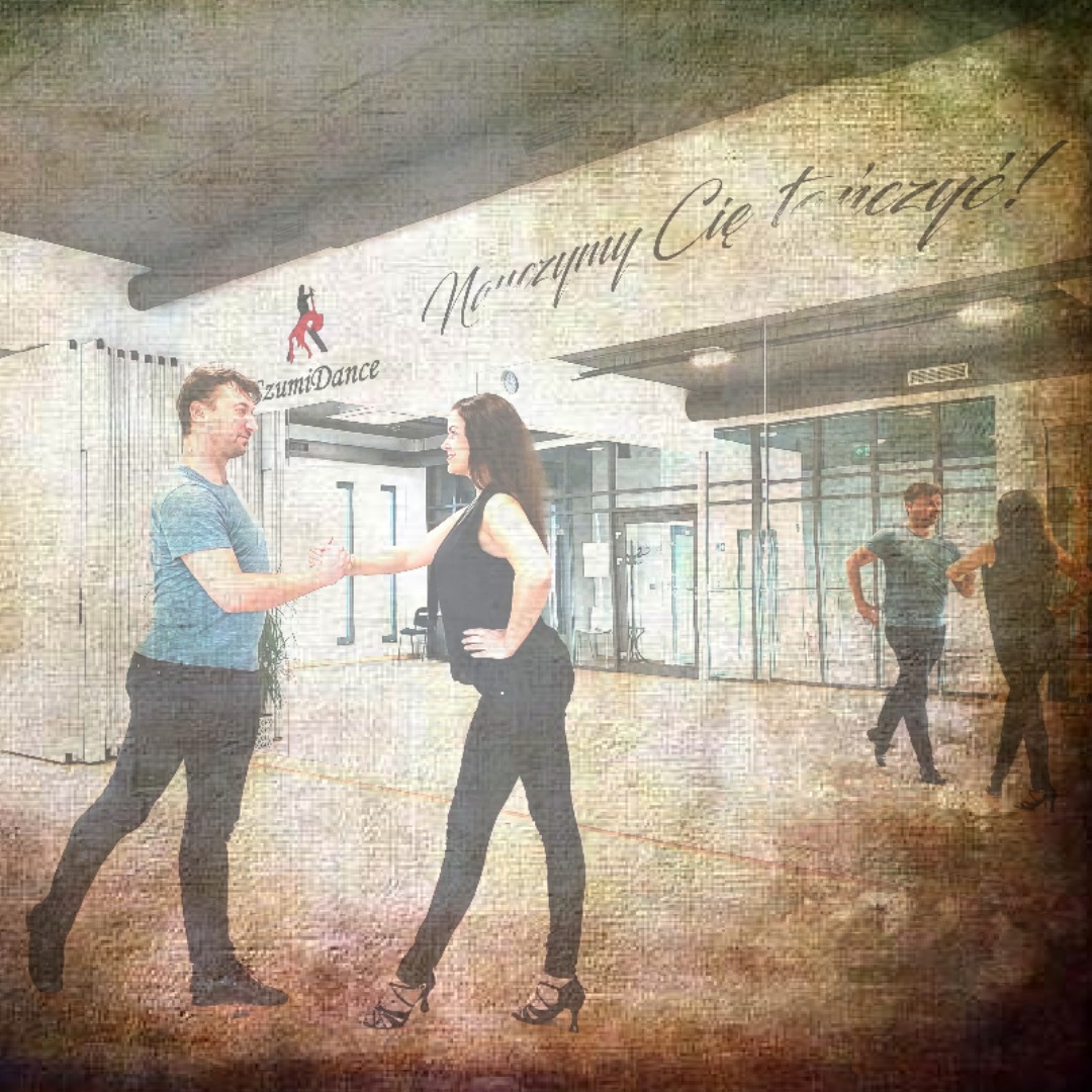 Para w strojach tanecznych w trakcie nauki tańca w przestronnej sali z lustrami, widoczne logo SzumiDance i napis motywacyjny na ścianie.