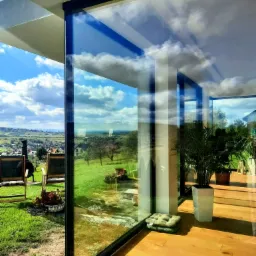 Przeszklenia narożne bezsłupkowe zaprojektowane dla budynku mieszkalnego jednorodzinnego