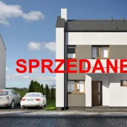 Nowoczesne, dwukondygnacyjne segmenty bliźniacze w odcieniach bieli i szarości z napisem 'SPRZEDANE' na elewacji, zaparkowane dwa samochody osobowe.