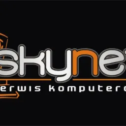 Logo firmy Skynet, przedstawiające stylizowany komputer w kolorze pomarańczowym oraz nazwę firmy i dopisek 'serwis komputerowy' w kolorze białym na czarnym tle.