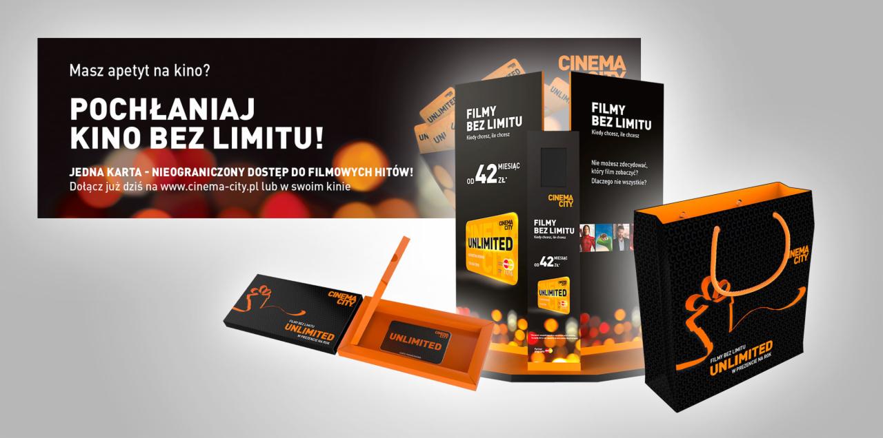 Zestaw promocyjny Cinema City Unlimited: karta, voucher w pomarańczowej ramce i torba z logo na szarym tle.
