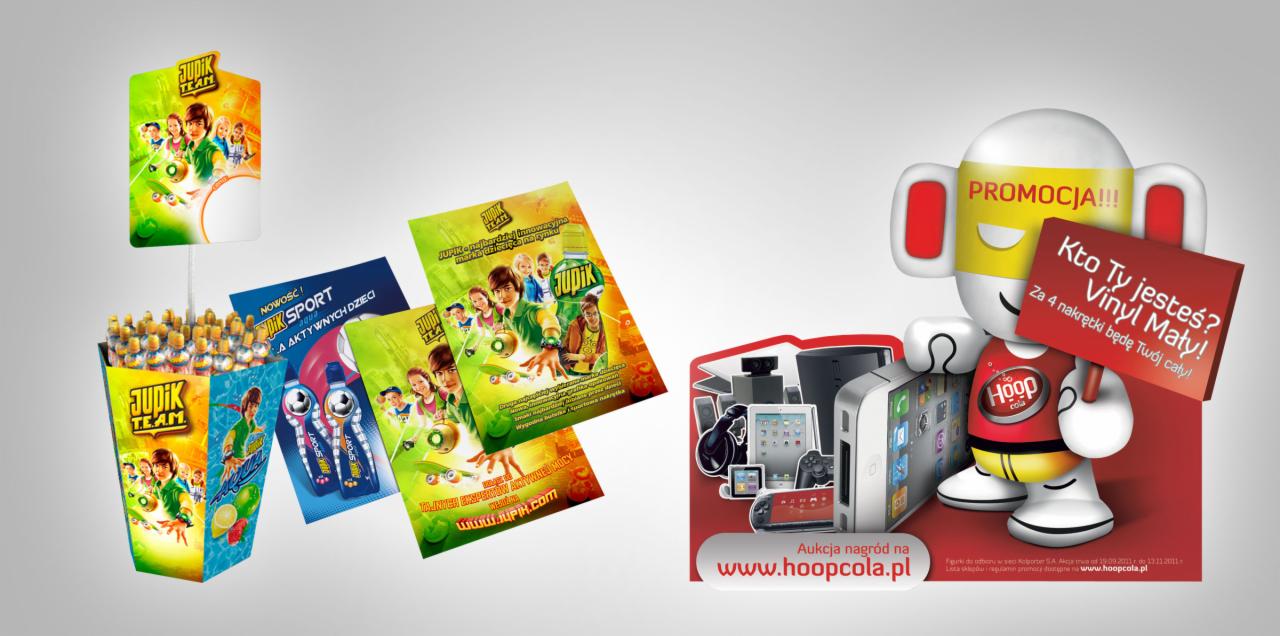 Materiały promocyjne: karton z napojami Jupik, ulotki reklamowe Jupik Team i postać reklamowa Hoop Cola z hasłem promocyjnym oraz gadżetami elektronicznymi.