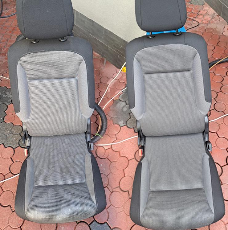 Dwa fotele samochodowe: jeden po lewej stronie jest wyraźnie brudny, a drugi po prawej stronie został wyczyszczony. Widoczne różnice w odcieniach szarości tapicerki.