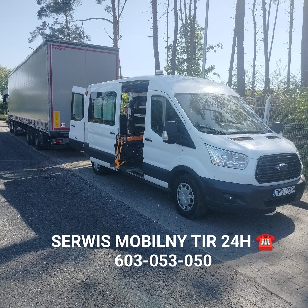 Biały bus serwisowy z otwartymi drzwiami stoi obok zaparkowanej naczepy Kogel, sugerując mobilny serwis TIR 24h.
