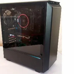 Czarna obudowa komputera stacjonarnego z widocznymi podzespołami, w tym chłodzeniem procesora AMD z czerwonym podświetleniem i kartą graficzną MSI, na białym tle.
