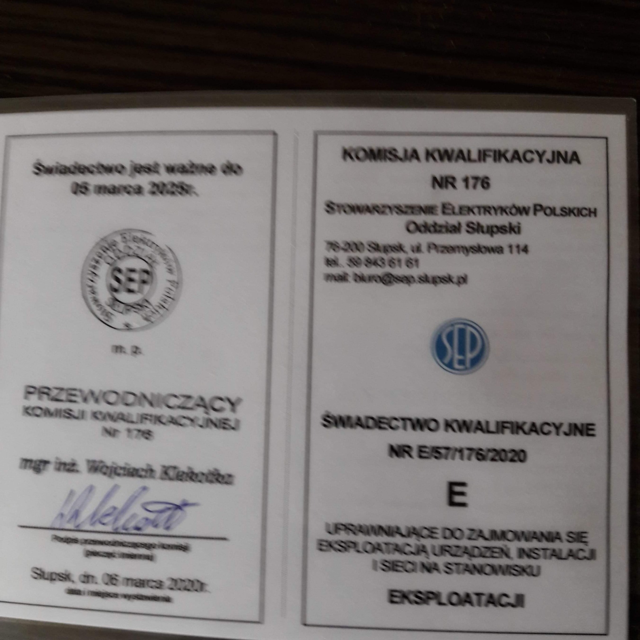 Skan świadectwa kwalifikacyjnego SEP, oddział Słupsk, uprawniającego do eksploatacji urządzeń i instalacji elektrycznych, z datą wystawienia w Słupsku.