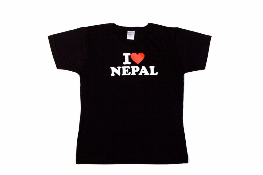 Czarna koszulka z białym napisem 'I ❤️ NEPAL' na białym tle.