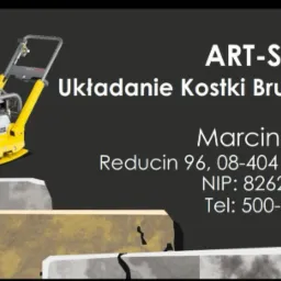 Grafika reklamowa firmy Art-Stone z żółtą zagęszczarką Wacker Neuson, informacją o układaniu kostki brukowej, adresem i numerem telefonu.