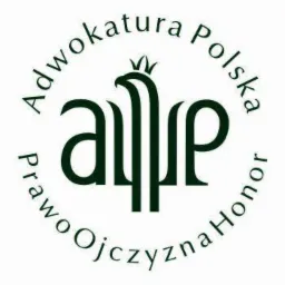 Logo Adwokatury Polskiej: stylizowany orzeł w koronie wpisany w litery A, P, i z obwódką z napisem 'Adwokatura Polska Prawo Ojczyzna Honor' w kolorze ciemnozielonym na białym tle.