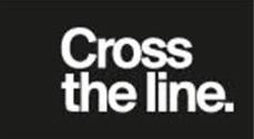 Biały napis 'Cross the line.' na czarnym tle, minimalistyczny krój pisma.