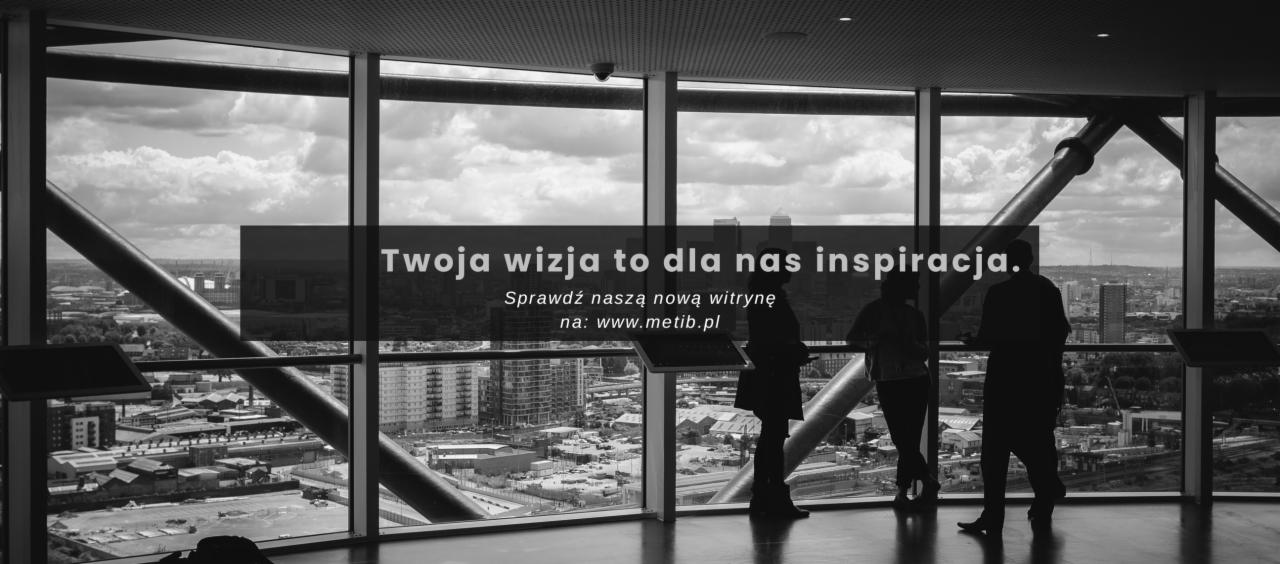 Czarno-białe zdjęcie wnętrza wieżowca z widokiem na miasto przez panoramiczne okna, na których widnieje napis 'Twoja wizja to dla nas inspiracja', a w tle sylwetki osób.