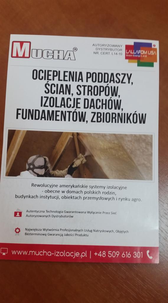 Ulotka reklamowa firmy Mucha-Izolacje prezentująca ocieplenia poddaszy, ścian, stropów, dachów, fundamentów i zbiorników, z ilustracją pracownika w kombinezonie ochronnym natryskującego izolację...