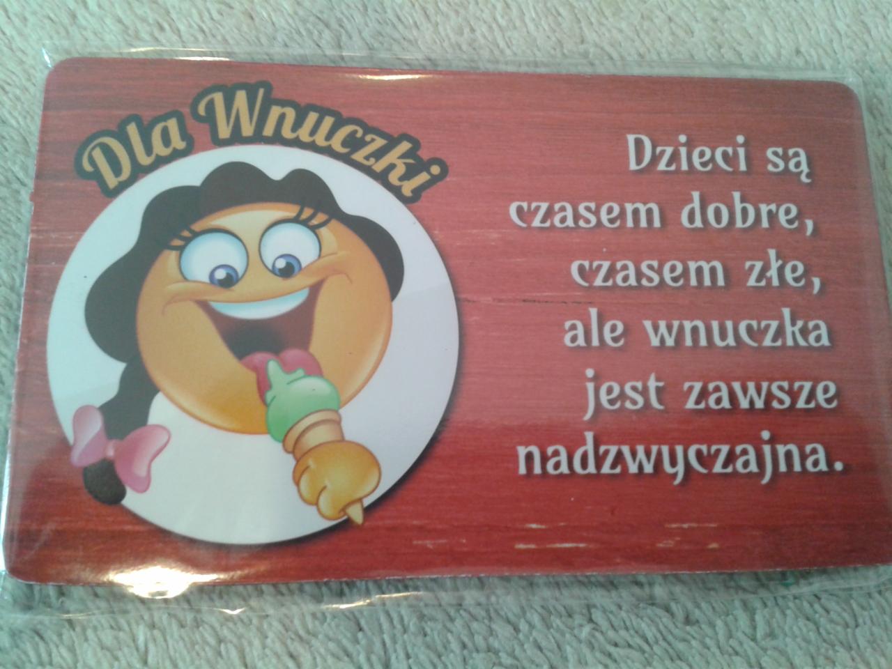 Karta prezentowa z napisem 'Dla Wnuczki', ilustracją uśmiechniętej buzi z lodem i tekstem o wyjątkowości wnuczki, na tle imitującym drewno.