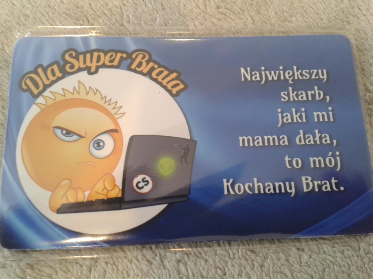 Karta prezentowa z napisem 'Dla Super Brata', emotikoną grającą na komputerze i tekstem 'Największy skarb, jaki mi mama dała, to mój Kochany Brat.'