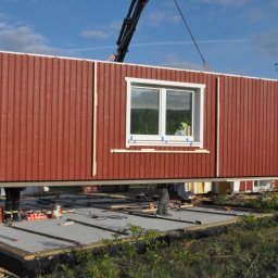 Tak wyglądają ściany, które 1 dnia trafiają na budowę. Na koniec dnia stoi dom przykryty membraną, przygotowany do ułożenia dachu w następnym etapie. 