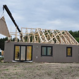 Końcówka pierwszego dnia montażu. Będzie to dom 97m2 w elewacji tynkowanej. Więcej  zdjęć i aktualne realizacje dostępne są na naszych mediach społecznościowych. 