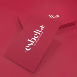 Stos wizytówek w odcieniach czerwieni z białym logo 'esbelta. DIETETYKA&ODCHUDZANIE', ułożonych pod kątem na jednolitym czerwonym tle.