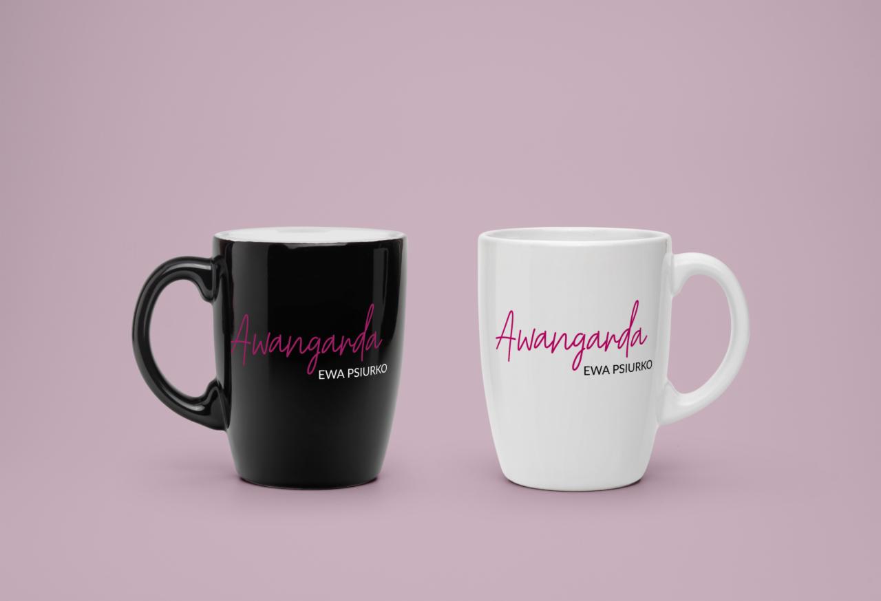 Dwie ceramiczne filiżanki, czarna i biała, z identycznym różowym napisem 'Awangarda EWA PSIURKO' na tle pastelowego różu.