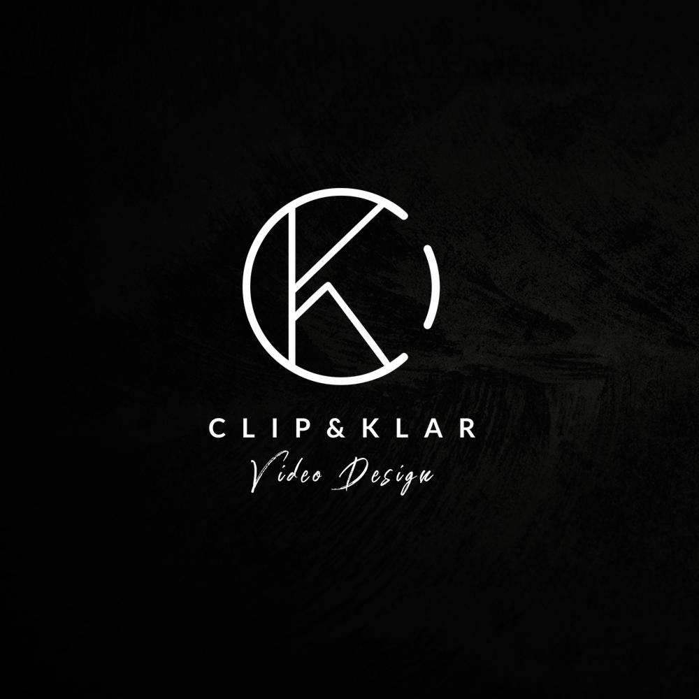 Minimalistyczne logo Clip&Klar Video Design na czarnym tle z subtelną teksturą.