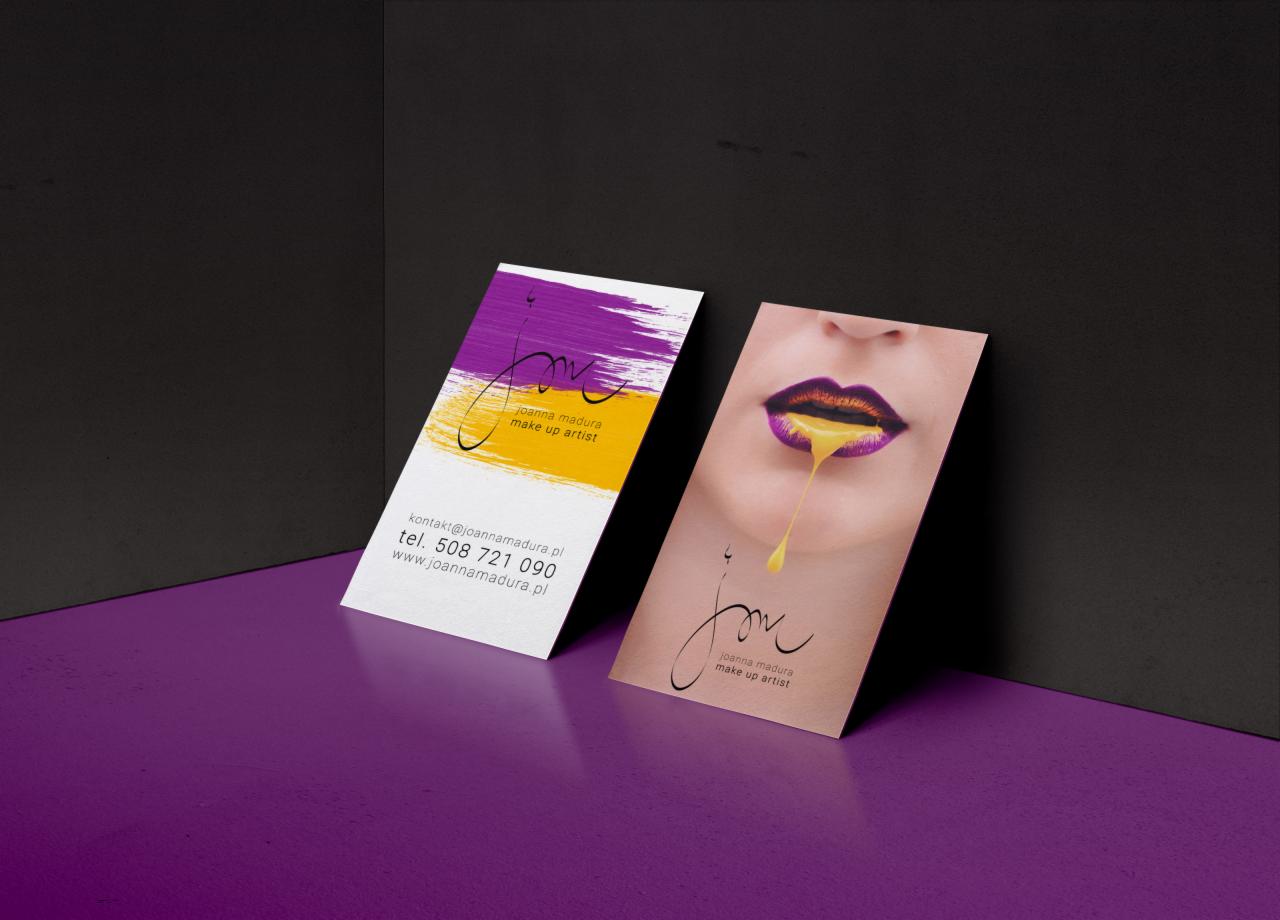 Dwie wizytówki w odcieniach fioletu i żółci, jedna z abstrakcyjnym motywem pędzla, druga z wizerunkiem ust z cieknącym złotym płynem, obie z logo i danymi kontaktowymi w dolnej części.