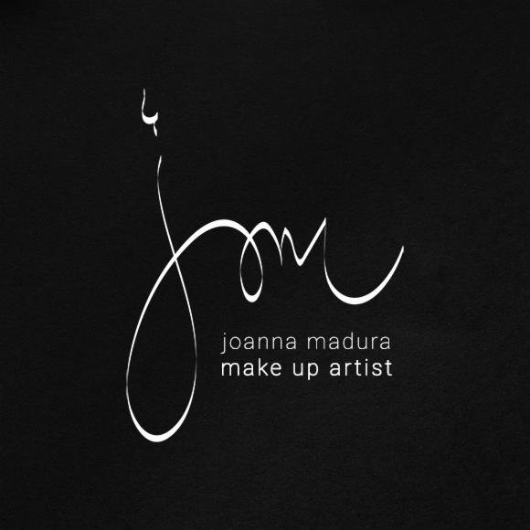 Eleganckie logo w kolorze białym na czarnym tle, przedstawiające inicjały 'JM' z dopiskiem 'joanna madura make up artist', wizytówka firmy ze Szczecina.