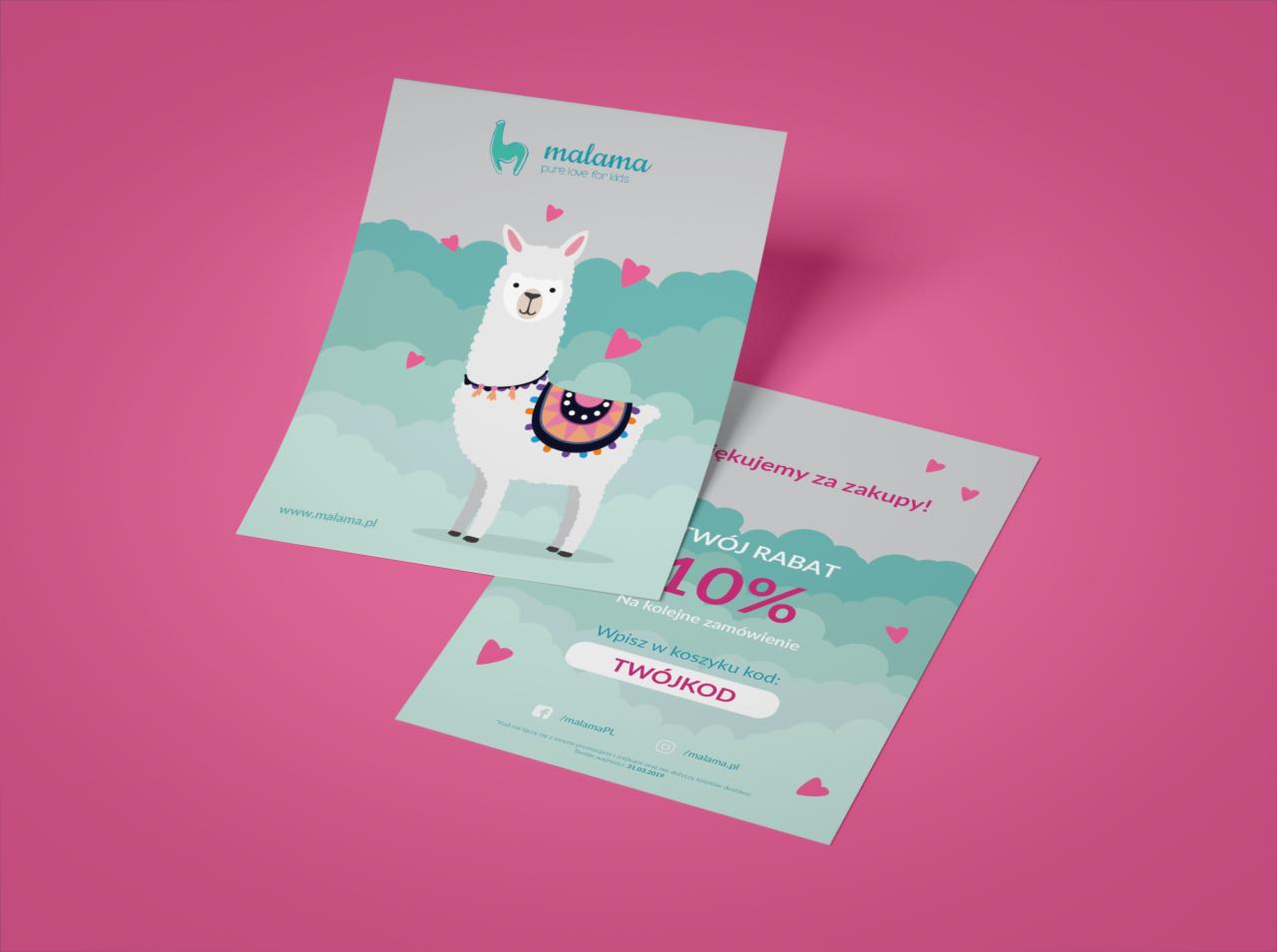 Dwa ulotki reklamowe na różowym tle, prezentujące ilustrację lamy i informacje o 10% rabacie na kolejne zamówienie, z kodem rabatowym 'TWÓJKOD'.