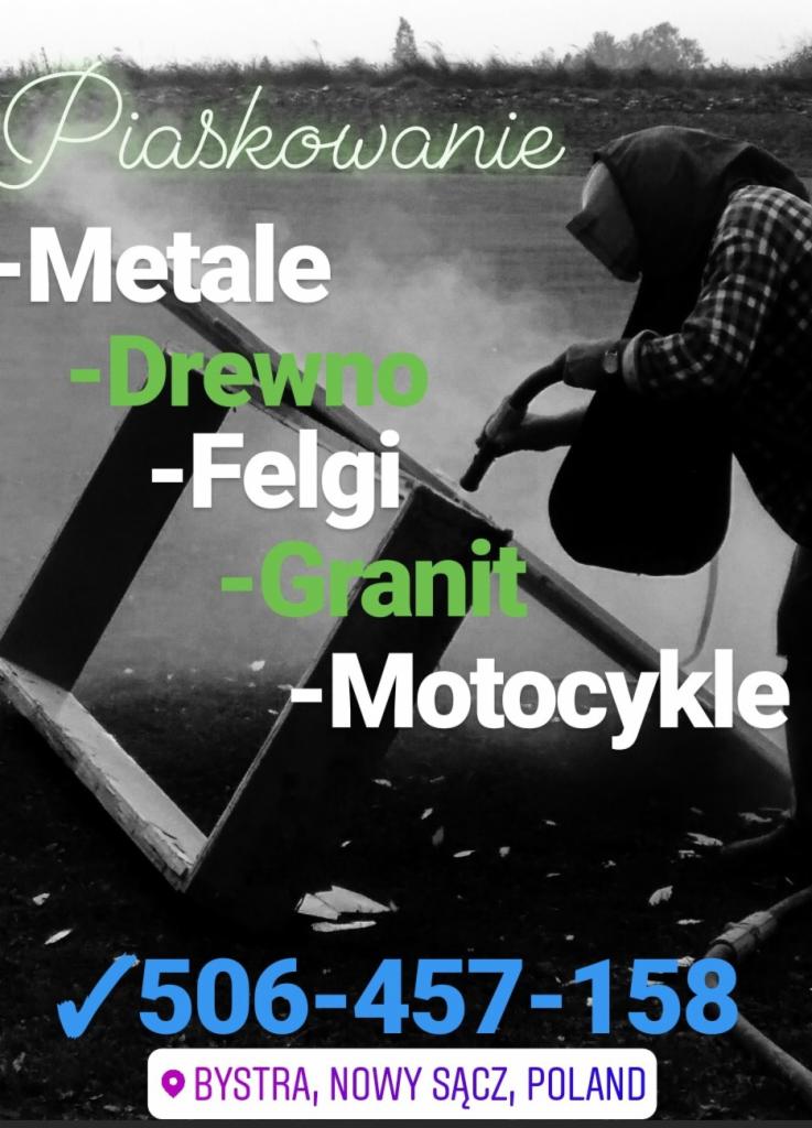 Pracownik w kombinezonie ochronnym i masce piaskuje metalową konstrukcję. Na zdjęciu widoczne są również napisy reklamujące usługę piaskowania metali, drewna, felg, granitu i motocykli oraz numer...