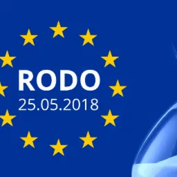 Niebieskie tło z żółtymi gwiazdami w okręgu, napisem RODO i datą 25.05.2018, obok klepsydra z przesypującym się piaskiem symbolizująca upływ czasu.