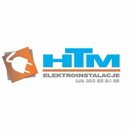 Logo firmy HTM Elektroinstalacje z niebieskim napisem i pomarańczowo-szarym symbolem wtyczki.