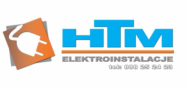 Grafika przedstawia logo firmy HTM Elektroinstalacje, z symbolem wtyczki elektrycznej na pomarańczowym tle i niebieskim napisem HTM nad szarym napisem ELEKTROINSTALACJE oraz numerem telefonu.