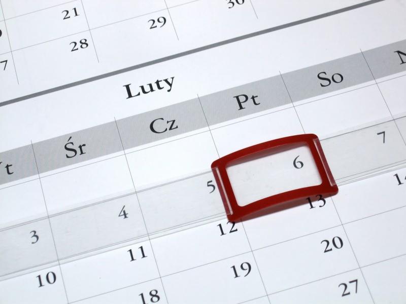 Luty w kalendarzu z zaznaczonym dniem 6 czerwoną ramką