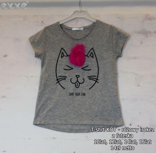 Szara koszulka dziecięca z nadrukiem kota i różowym futerkowym irokezem, wisząca na wieszaku na tle ściany.