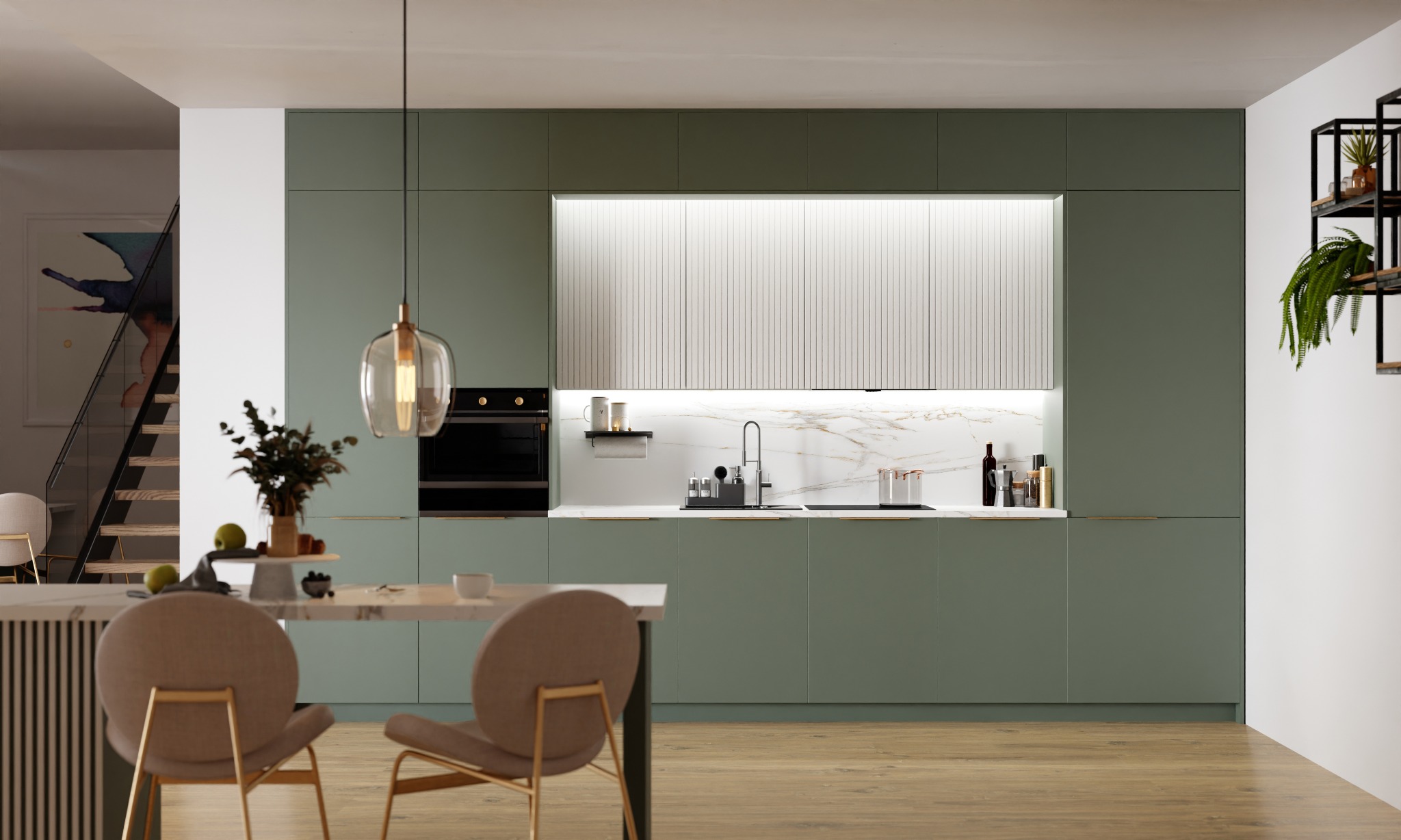 Nowoczesna kuchnia z frontami w odcieniach zieleni, białym blatem z marmurowym wzorem i drewnianą podłogą. W tle schody i minimalistyczne dodatki.