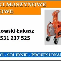 Plakat reklamowy z pomarańczową maszyną do nakładania gładzi gipsowych, danymi kontaktowymi firmy Makowski Łukasz i hasłem: Szybko - Solidnie - Profesjonalnie.