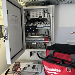 Recom Solar Engineering - Szafa BACK UP przełączanie zasilania na awaryjny w trybie 0,2 ms od 50 kW - 300 kW