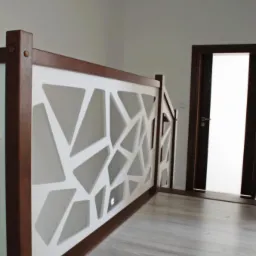 Nowoczesna antresola z białą, geometryczną balustradą i ciemnobrązowymi elementami drewnianymi, widok na podłogę z paneli i drzwi w tle.