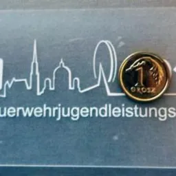 Ulotka z napisem WIEN 2018 i rysunkiem panoramy miasta, na której leży moneta 1 grosz.