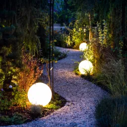 Montujemy oświetlenie ogrodowe w systemie 230V oraz w bezpiecznym napięciu 12V.