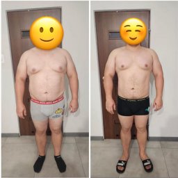 Trener Personalny Piotr Olecki - Mężczyzna przed i po metamorfozie ciała. Po lewej w szarych bokserkach, po prawej w czarnych. Uśmiechnięte emotikony zakrywają twarz. Widoczne drzwi w tle.