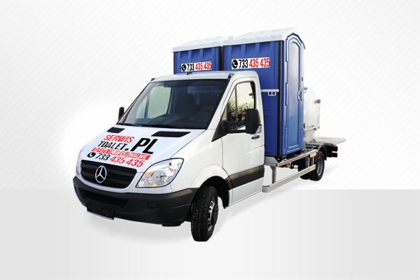 Biały samochód dostawczy z logiem SERWISTOALET.PL przewożący dwie niebieskie przenośne toalety z numerem telefonu.