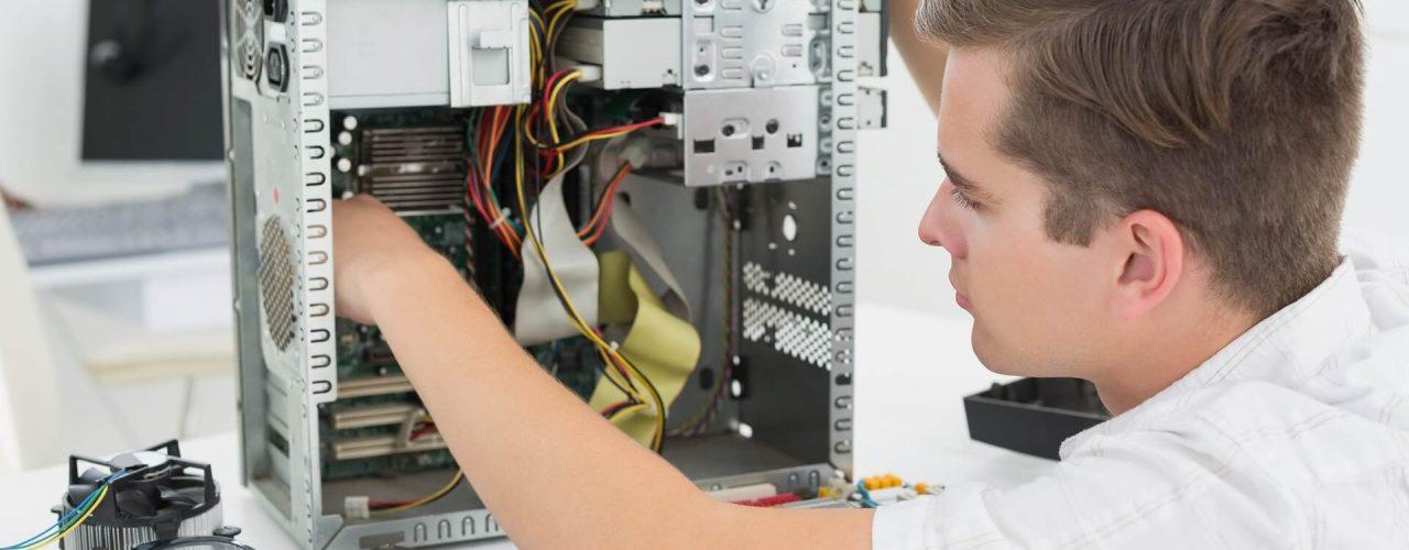 Technik w Radomiu diagnozuje problem z otwartą obudową komputera stacjonarnego, widoczne kable i płyta główna.