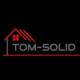 Logo firmy TOM-SOLID z motywem domu w kolorze czerwonym na czarnym tle.