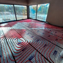 Ogrzewanie podłogowe oparte na rurach firmy Herz, produkcja odbywa się w krajach UE.